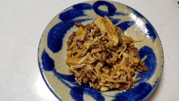 材料2つで簡単！ご飯が進む甘辛味！電子レンジで作る、煮てないけれど、えのきと牛肉のとろみ煮
