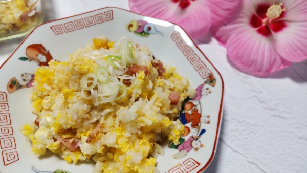 火を使わず、レンジだけでパパっと完成！卵たっぷりの焼き豚ガーリックチャーハン！