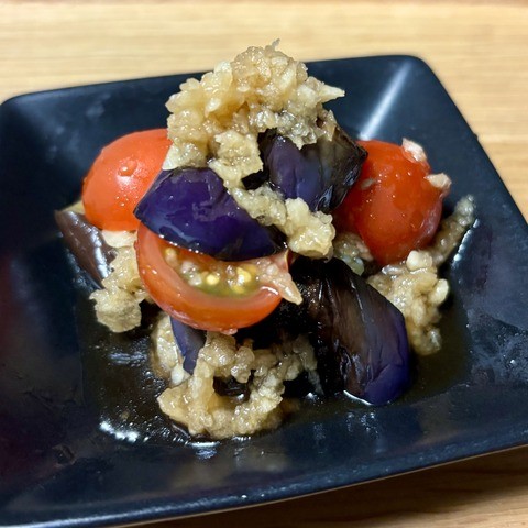 揚げなすとミニトマトのおろしぽん酢和え。夏にぴったりさっぱり、冷凍揚げなすがあればそのまま漬け込むだけの超簡単おつまみ。