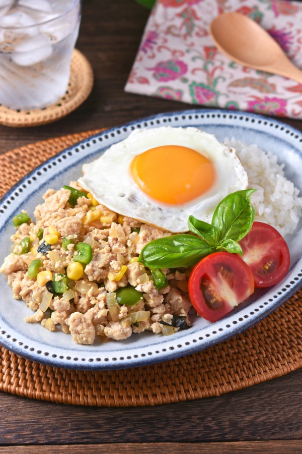 レンジで完成！コーン入りガパオライス|１０分でタイ気分🍀 - すずめの食卓３６５日