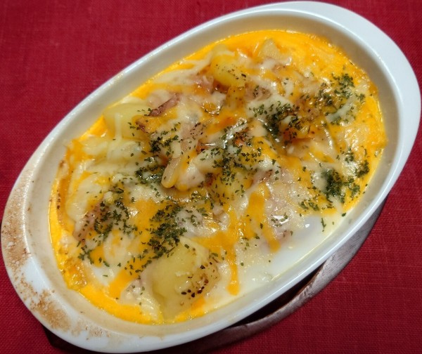 ベーコンとじゃがいも他のチーズオムレツ