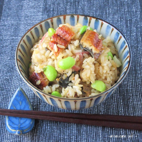 炊飯器で手軽にご馳走。夏のスタミナ食♪『枝豆と薬味の鰻炊き込みご飯』