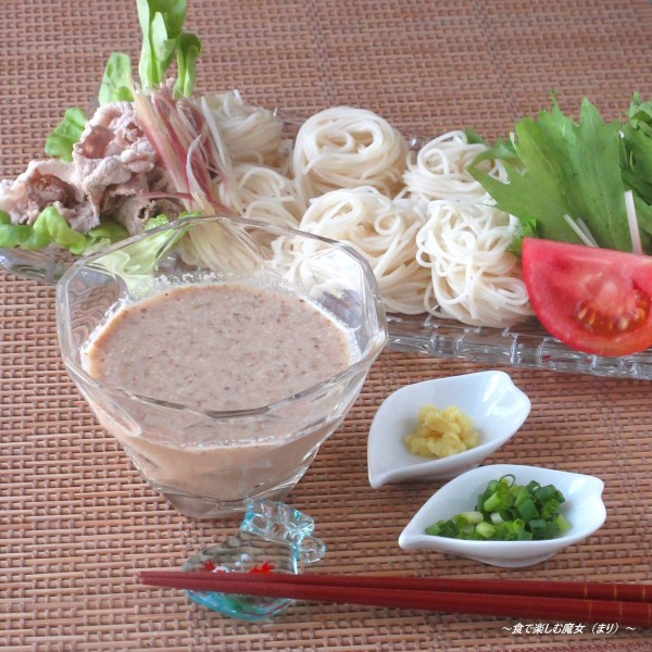 いつもに飽きたら「水」でなく意外なモノで薄める。優しい味。旨みコク栄養アップ「ごま牛乳めんつゆ」
