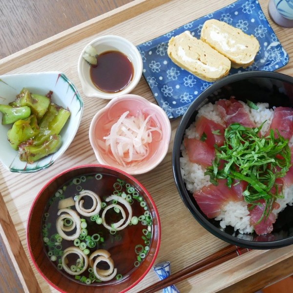 『火を使わないレンチン万願寺唐辛子と、鉄火丼#本日のおうちごはん』