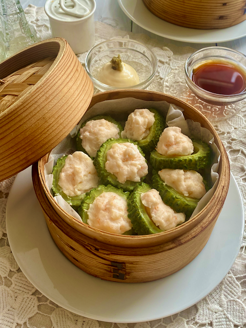 ふんわりふわふわなエビすり身を詰めた群馬県産にがうり