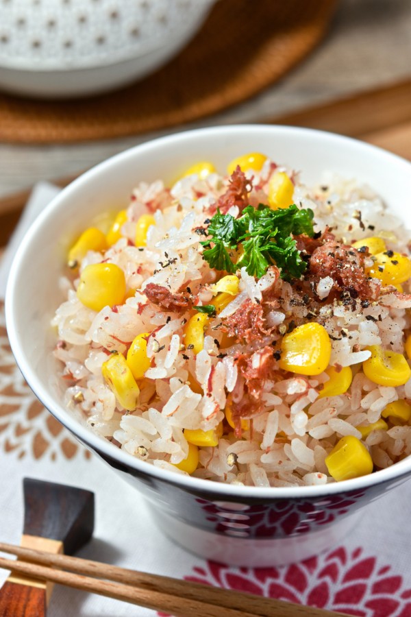 炊飯器に丸投げ！コーンとコンビーフの炊き込みご飯|旬のとうもろこしはこうして食べよう🌽 - すずめの食卓３６５日