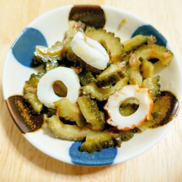 夏の作り置き　ゴーヤとちくわの、おかか醤油和え | Minha Praia
