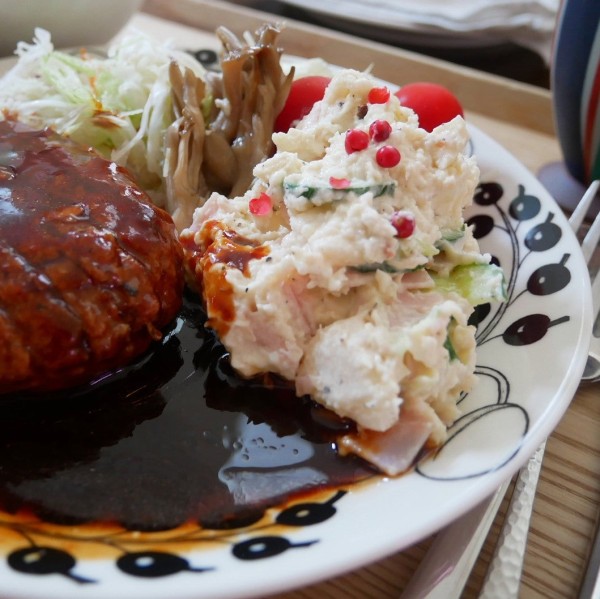 『火を使わない里芋ポテサラと金のハンバーグ、昨日の昼ごはん#本日のおうちごはん』