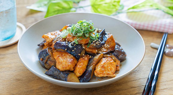 材料2つで簡単！高タンパクでカロリー控えめ「鶏むね肉となすのヤンニョム炒め」の作り方