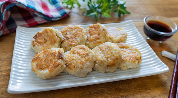 混ぜて焼くだけ！腸活にピッタリ「豆腐とえのきのふわふわ焼き」の作り方