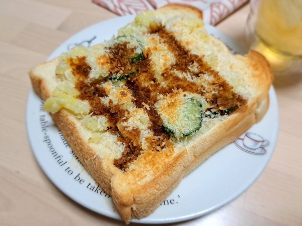 ポテトサラダのアレンジレシピ！揚げないコロッケパンの作り方