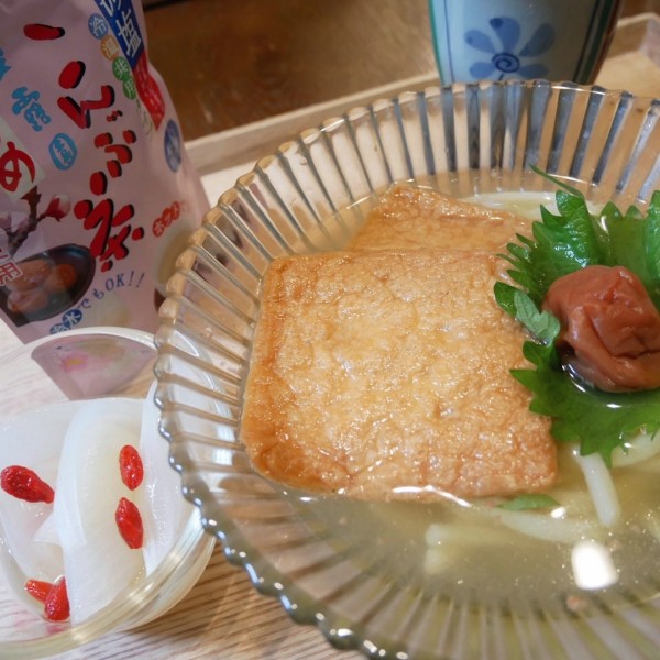 『玉露園梅こんぶ茶で作る冷たい梅きつねうどん、昨日の晩ごはん』