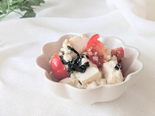 腸活に♪『豆腐とわかめとトマトの塩麹サラダ』の作り方【美肌レシピ】 - 美肌Dish
