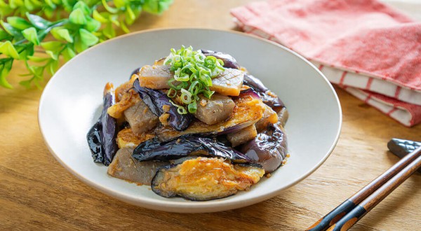 切って焼くだけ！お肉なしでも満足感たっぷり「こんにゃくとなすの生姜焼き」の作り方
