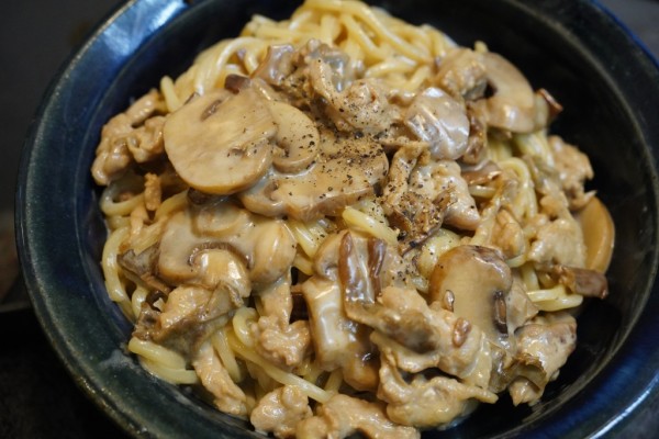 カラヒグ麺を使った、ポルチーニ茸と豚肉のクリームスパゲッティ