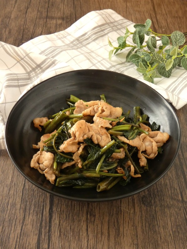 『ご飯がモリモリ食べられる！「豚肉と空芯菜のマヨしょう油炒め」』
