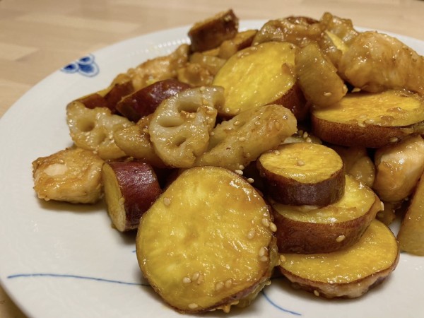 1食220円の節約レシピ｜鶏むね肉とさつまいもレンコンの甘辛炒めの作り方