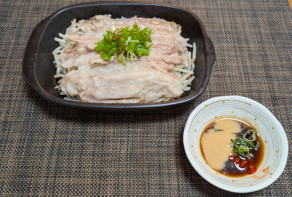 材料２つで完成☆レンジｄｅもやしと豚肉蒸し♪☆♪☆♪