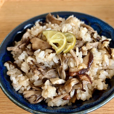 すだち香る焼ききのこの混ぜご飯。味付けは醤油だけ、きのこのおいしさをシンプルに味わえる秋のごはん。