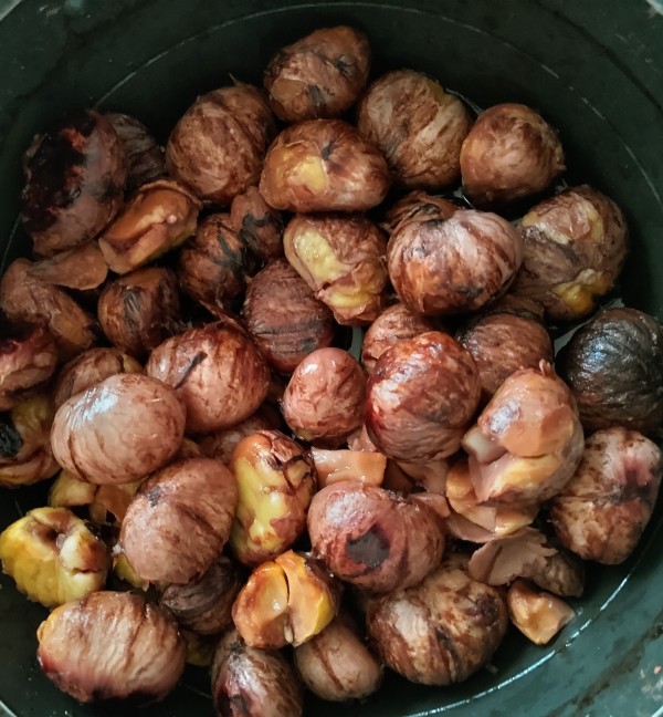 『◇生栗の鬼皮＊重曹入りの水で茹でれば簡単にむけます☆◆秋の味覚たっぷりレシピ』