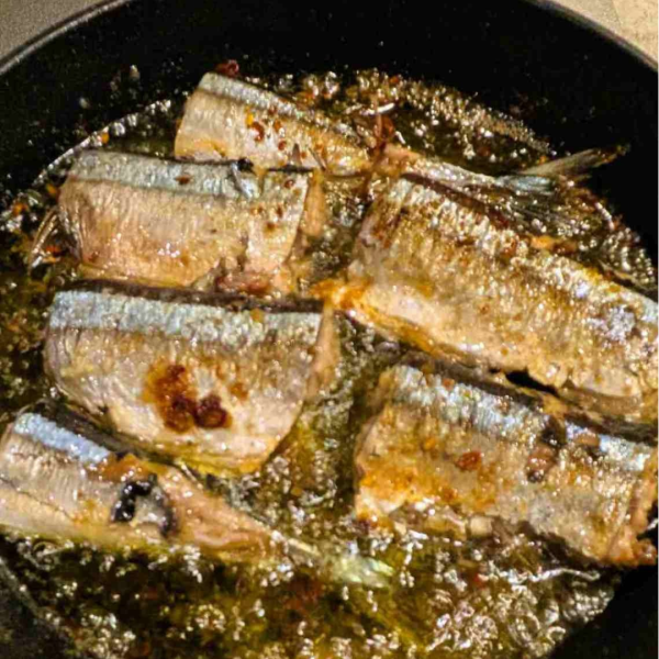 秋の味覚！サンマのアヒージョ｜キャンプで楽しむ絶品おつまみ！