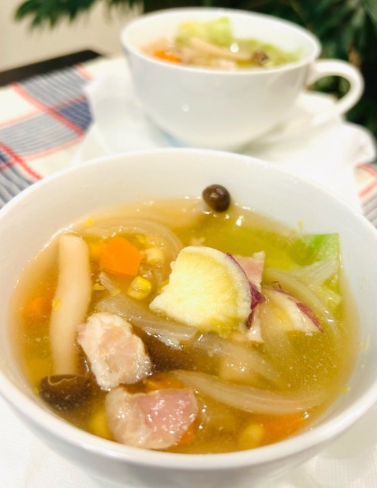 さつま芋を加えて、シャトルシェフでほったらかし根菜スープの出来上がり!!三食三つ編み食パンもね