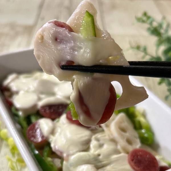 『【レンジで！】ピザ風　蓮根とサラミのホットサラダ』