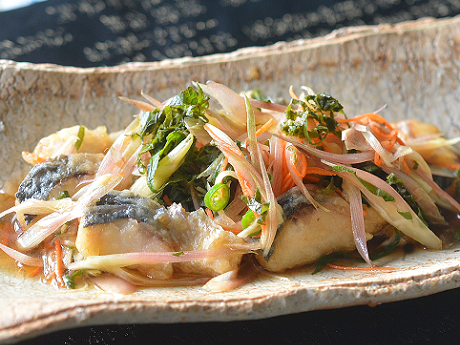 青じそとみょうががふわりと香る鯖の南蛮漬け♪