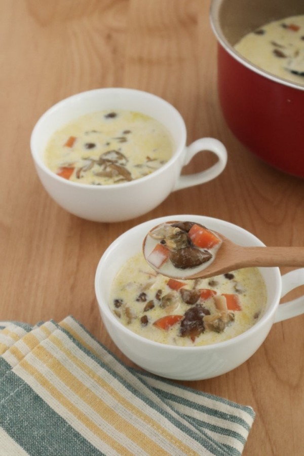 『【#ヘルシーレシピ】とろ〜りなめことあさりのクラムチャウダー』