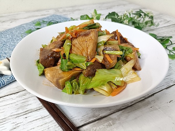 お魚嫌いな方にも♪ぶりとキャベツのコチュジャン炒め