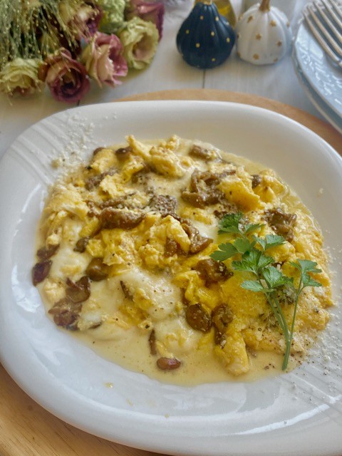 チーズとろ〜りがたまらないなめこのスクランブルエッグ【PR】