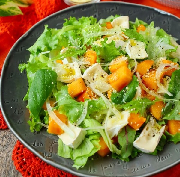 【フーディストノート掲載】柿の甘さ♪ チーズのコクが好相性! 「柿とカマンベールのオータムサラダ 」(レシピ)