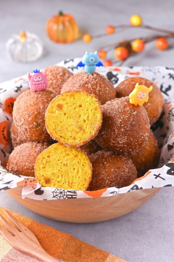 ハロウィンにもおすすめ！ふわモチかぼちゃドーナツ｜やさしい甘さのベジスイーツ - すずめの食卓３６５日