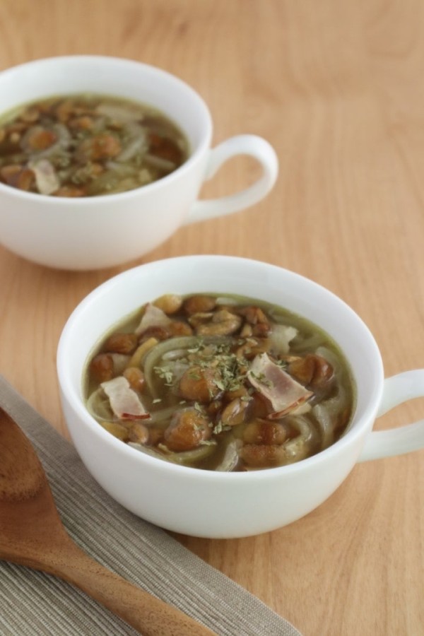 『【#ヘルシーレシピ】ほっとひと息◎なめことたまねぎのコンソメスープ』