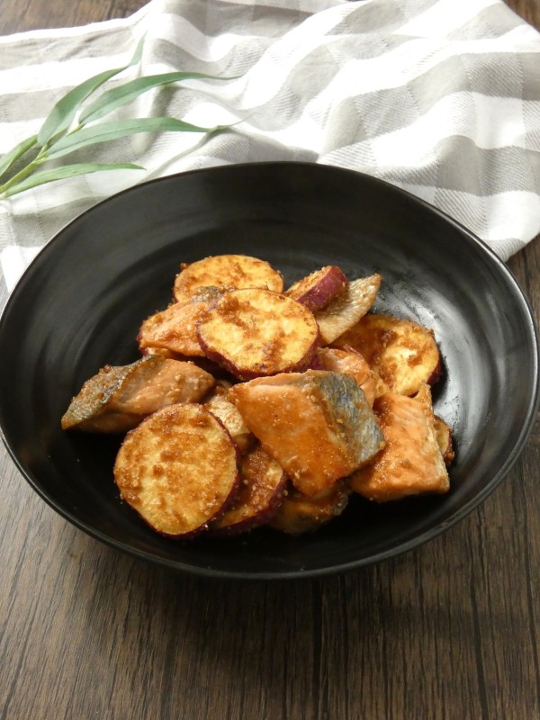 『メイン材料２つ！「鮭とサツマイモのごまみそ焼き」』