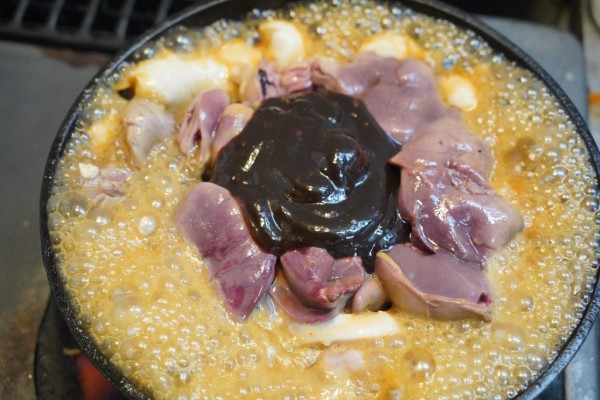 鶏の色々な部分を楽しむ、とり味噌すき焼きと、締めのリゾット