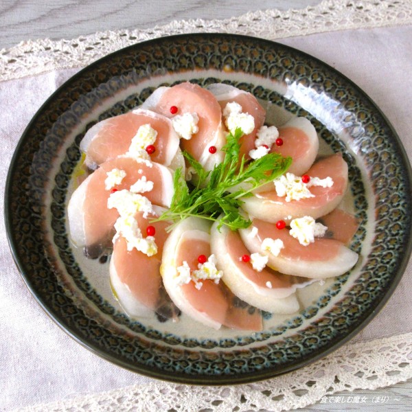 チーズがなくても経済的に牛乳で♪手軽でご馳走な1品『梨と生ハムと自家製チーズのサラダ』