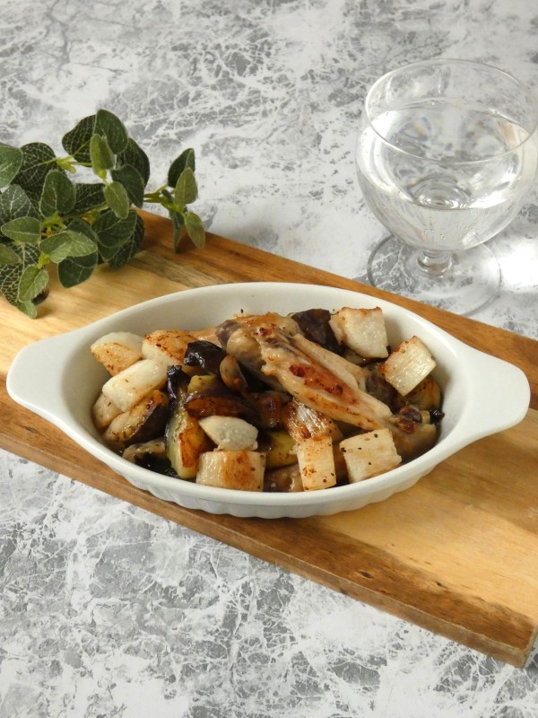 『お家飲みにぴったり！「手羽中とナスのアヒージョ」』