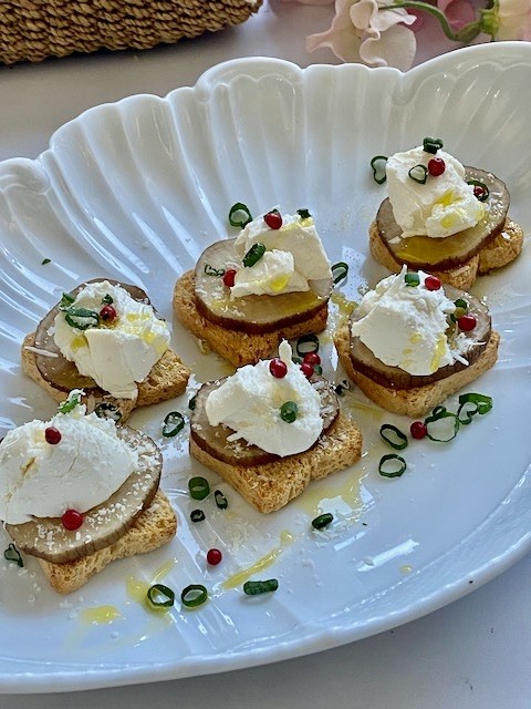 おつまみに最適！いぶりがっことクリームチーズのクロスティーニ