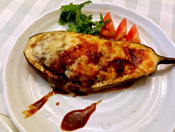 とても大きな白ナスを頂いたので☆白ナスのひき肉詰めチーズ焼き♡