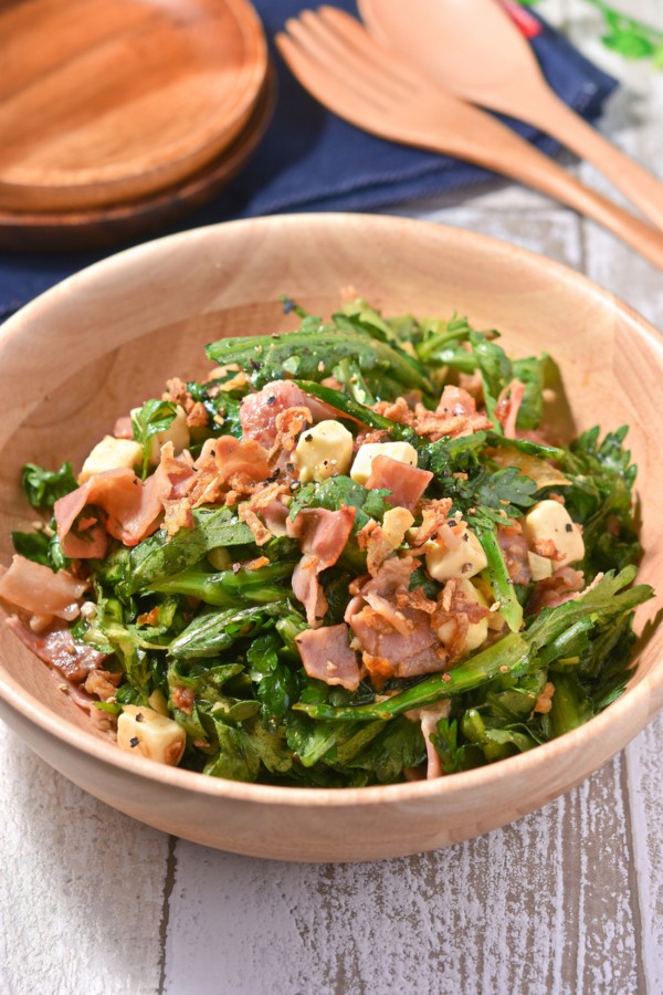 ぐんまの旬を味わう！熱々ドレッシングをかけて♪春菊とベーコンのぽん酢ホットサラダ｜ぐんまクッキングアンバサダーvol.30 - すずめの食卓３６５日