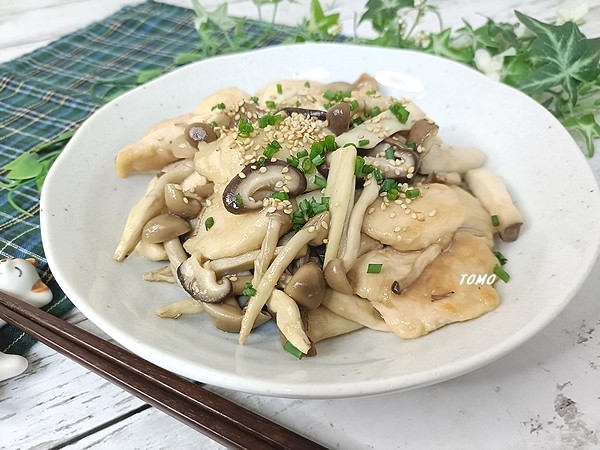 ご飯が進む♪鶏胸肉と3種のきのこの麺つゆ生姜炒め