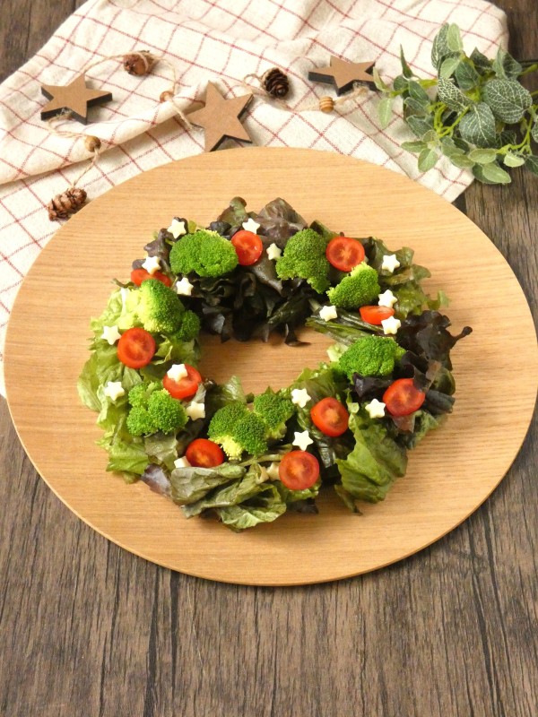 『パーティーにぴったり！「サニーレタスとブロッコリーのリースサラダ」』