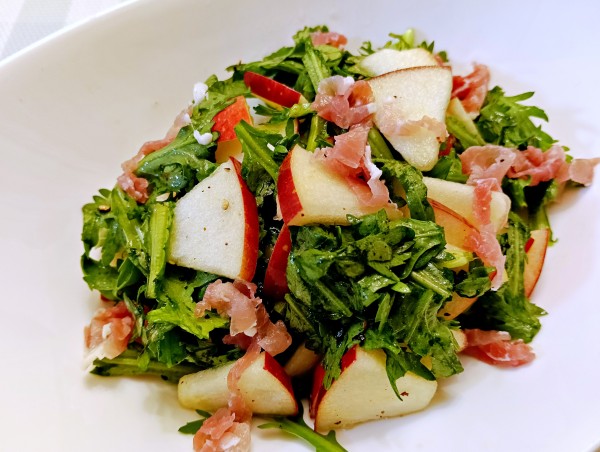 甘くて美味しいりんごを使って！りんごと春菊のサラダ♡