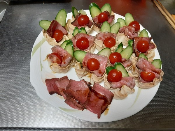 『餃子の皮カップとローストビーフ』