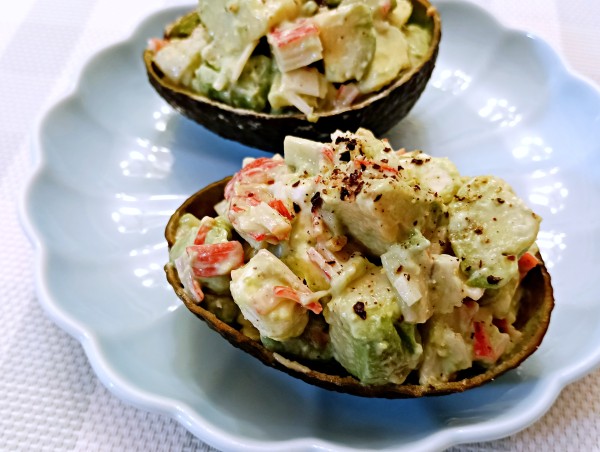 アボカドが一つあれば!アボカドとカニカマのサラダ♡