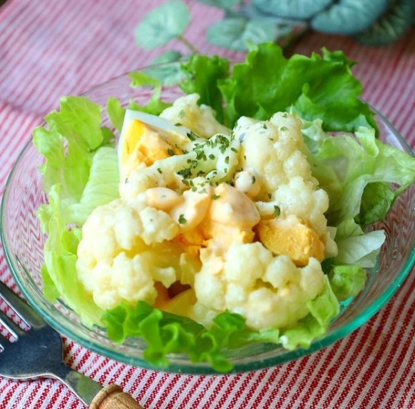 ヨーグルトドレッシングと相性バッチリ♪  冬に食べたいカリフラワーとたまごのホワイトサラダ(レシピ)