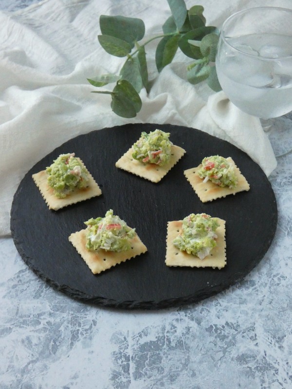 『5分で完成！「アボカドとカニカマのカナッペ」』