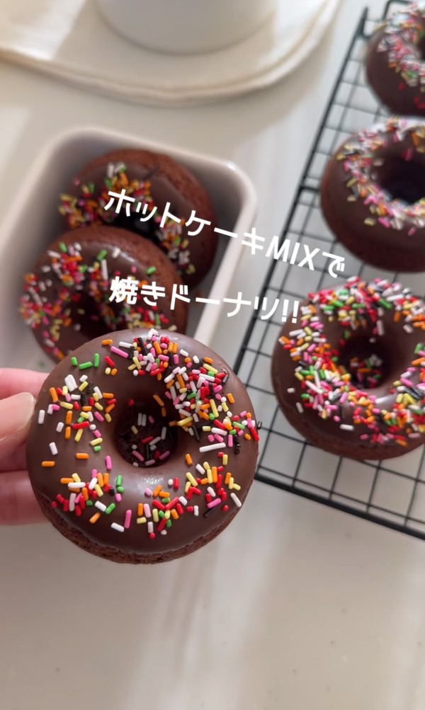 「ホットケーキミックスで焼きドーナツ」ダイソーの製菓材料でデコレーション♡クリスマスにもぴったりな焼きドーナツのレシピだよ！