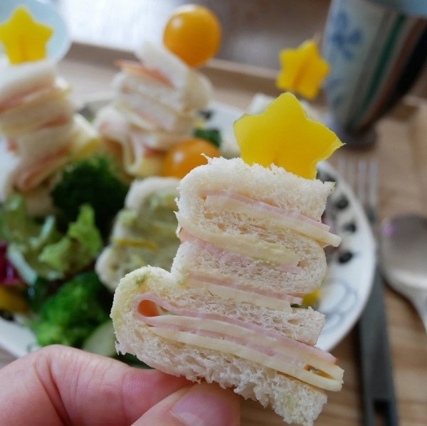 『ツリー型サンドイッチでクリスマス気分、昨日の昼ごはん#今日のおうちごはん』